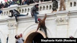 Susținătorii lui Trump escaladează zidurile Capitoliului, Washington, U.S, January 6