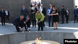 Kancelarja gjermane, Angela Merkel, vendos lule në Kompleksin Memorial për të kujtuar viktimat e gjenocidit ndaj armenëve. 