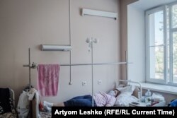 Tatjána pihen kórházi ágyán