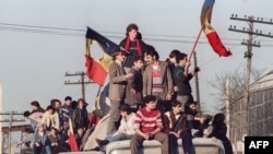 Grup de tineri revoluționari. România, decembrie 1989.