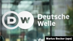 Logo Dojče velea u sedištu tog medija u Bonu, septembar 2016.