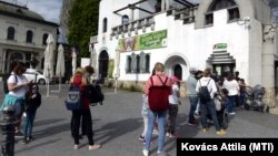 Belépőért sorakoznak a budapesti állatkert bejáratánál, 2021. május elsején. 