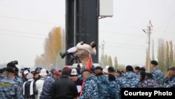 Байге ээлерин тосуп алууга келген эл.