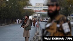 Luftëtarët talibanë bëjnë role pranë një spitali ushtarak në Kabul më 2 nëntor. Fotografi ilustruese.
