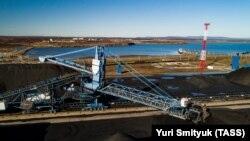 Un stivuitor de cărbune din Orientul Îndepărtat al Rusiei pregătește transporturi către clienți din China, Coreea de Sud, Japonia și în alte țări din Asia