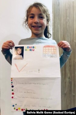 Jade kislánya, az idei osztályfelelős a plakátjával