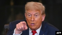 Президент США Дональд Трамп під час багатостороннього обіду з африканськими лідерами у державній їдальні Білого дому у Вашингтоні, округ Колумбія, 9 липня 2025 року