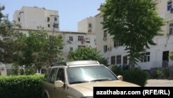 На улицах Ашхабада вновь появились цветные автомобили