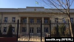 Закрытый суд по делу сотрудников Службы госбезопасности и Минобороны проходит в здании Юнусабадского районного суда по уголовным делам города Ташкента.