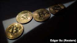 Monedha virtuale Bitcoin. Fotografi ilustruese. 