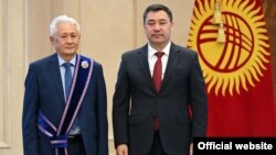 Турсунбек Акун жана президент Садыр Жапаров. Фото архивден. 