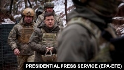 Președintele Ucrainei, Volodimir Zelenski, vizitând pozițiile militarilor săi în zona Donețk, în estul țării. 6 decembrie 2021.