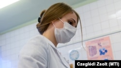 Oltáshoz készülődnek a Debreceni Egyetem Bethlen utcai járóbetegközpontjában 2021. december 6-án