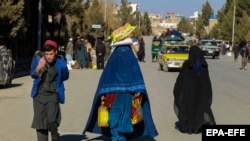 Afgán családok német segéllyel Kabulban 2021. december 6-án