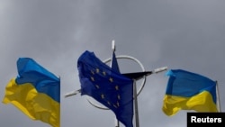 Flamujt e NATO-s dhe Ukrainës, fotografi ilustruese.