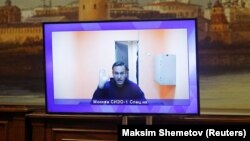 Алексей Навални по време на изслушването пред съда