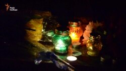 Кияни несуть квіти до посольства Бельгії (відео)