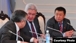 Лидеры фракций коалиции большинства. 