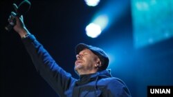 Співак Сашко Положинський під час культурно-творчої акції «РокВійсько» у Києві. 14 жовтня 2015 року
