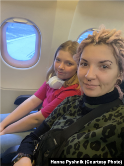 Ганна Пишник із дочкою Кірою в літаку