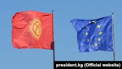 Кыргызстан менен Европа Биримдигинин желектери.