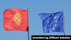 Кыргызстан менен Европа Биримдигинин желектери