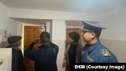 Жер титирөөдө жарака кеткен мекеме. Талас. 