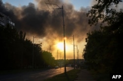 Ранкове небо над столицею України забруднене димом пожеж, що виникли внаслідок російської масованої повітряної атаки. 4 липня 2025 року