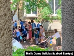 Nap végén az iskola előtt: anyukák, gyerekek és YOYO-k.