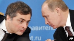 Vladimir Putin cu Vladislav Surkov, în 2012, pe atunci vice-premier responsabil cu modernizarea economiei 