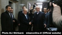 Али Акбар Салехи жана Юкия Амано 