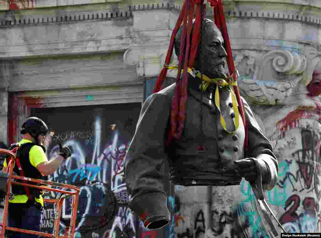 A tábornok mellszobra ló nélkül. Háttérben a szobor talapzata, amelyet tiltakozó feliratok borítanak