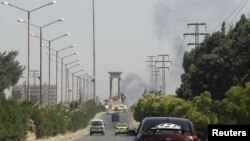 Хомс шаарында өкмөттүк күчтөр менен козголоңчул топтордун кагылышынан кийин чыккан кара түтүн. 13-июнь, 2012-жыл. 