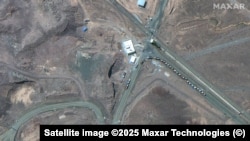 Черга з вантажівок на ядерному об'єкті Фордо незадовго до американського удару, 19 червня 2025 року, фото з космосу надане компанією Maxar Technologies