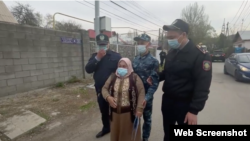 Казакстан. Алматы шаарындагы Кытай консулдугунун короосуна кирүүгө аракет кылган аял. 