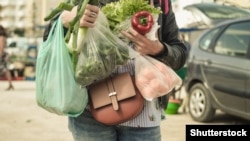 Україна має відмовитися від поліетиленових пакетів поступово, у кілька етапів