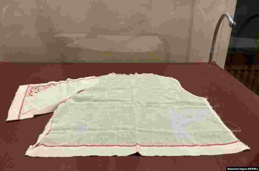 Фрагмент детской рубашки с вышивкой. Акмолинский лагерь, где содержались жены так называемых врагов народа. Эту вышивку сделала Мариам Анцис. &nbsp;