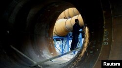 Radnika popravljaju gasne cijevi… Zenica, avgust, 2004.