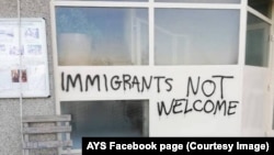 Grafiti protiv izbjeglica i migranata na zidu NVO 'Are you Syrious' u Zagrebu, 11. studenog 2018.