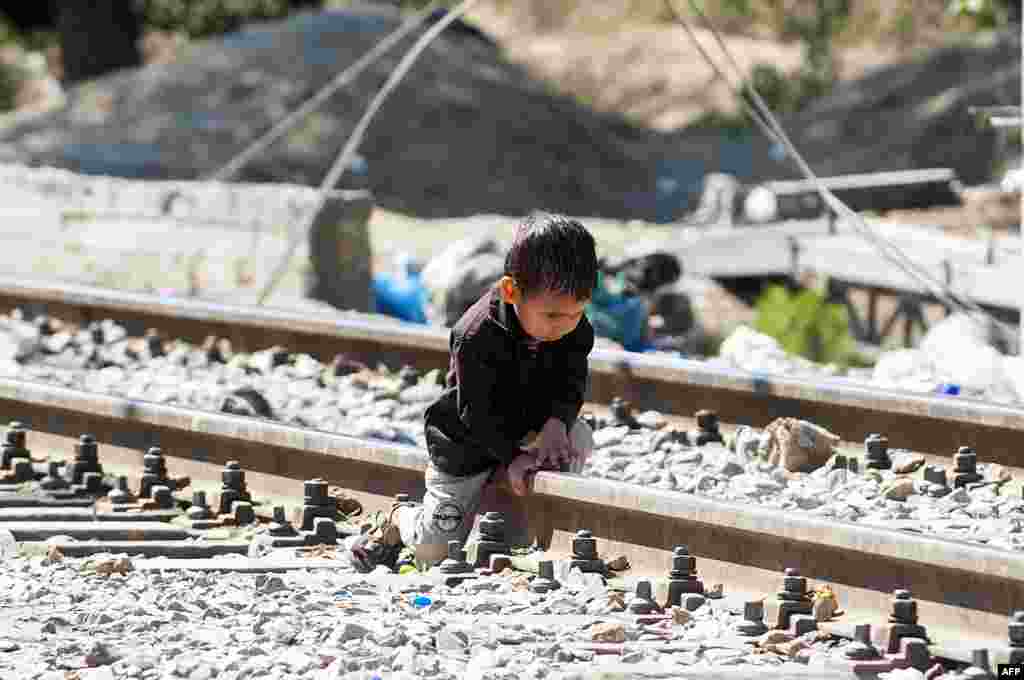 یک کودک پناهجو در نزدیکی مرز مقدونیه با یونان