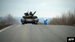 Танк "армии ДНР" в селе Кировское, Донецкая область, апрель 2015 года.