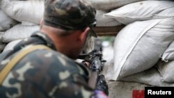 Бойовик угруповання «ДНР» на блокпосту в Донецьку, 7 липня 2014 року