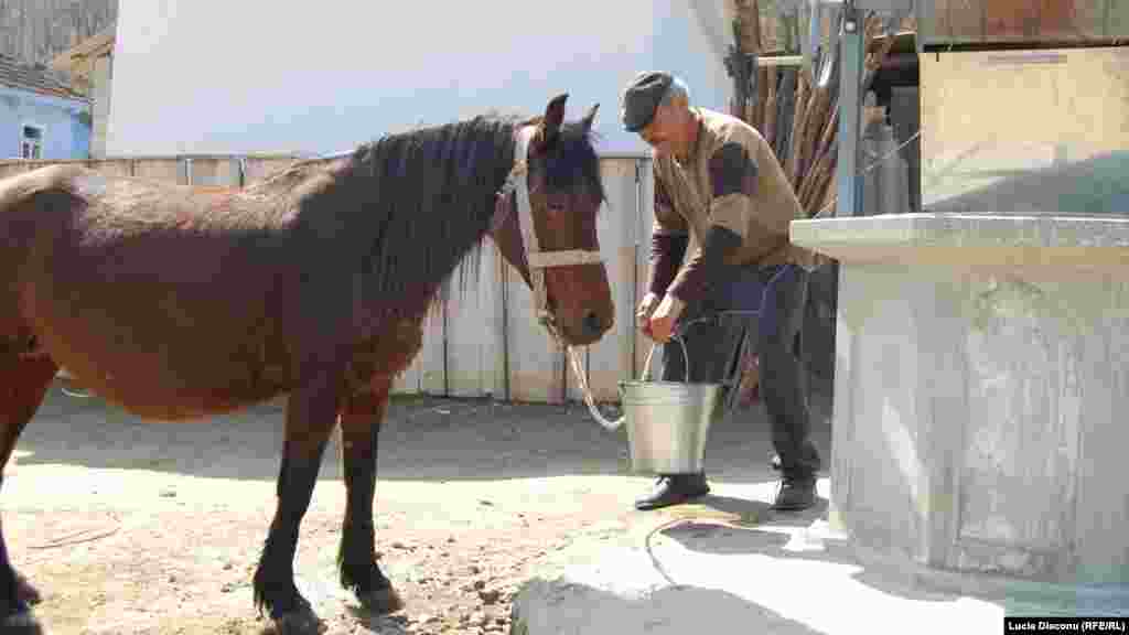 Constructia apeductului la Schinoasa, unde o parte de sat nu are apa, ramane o prioritate. Problema e ca nu sunt fonduri suficiente si nici oamenii nu prea au bani ca sa contribuie, spune primarul de la Tibirica.