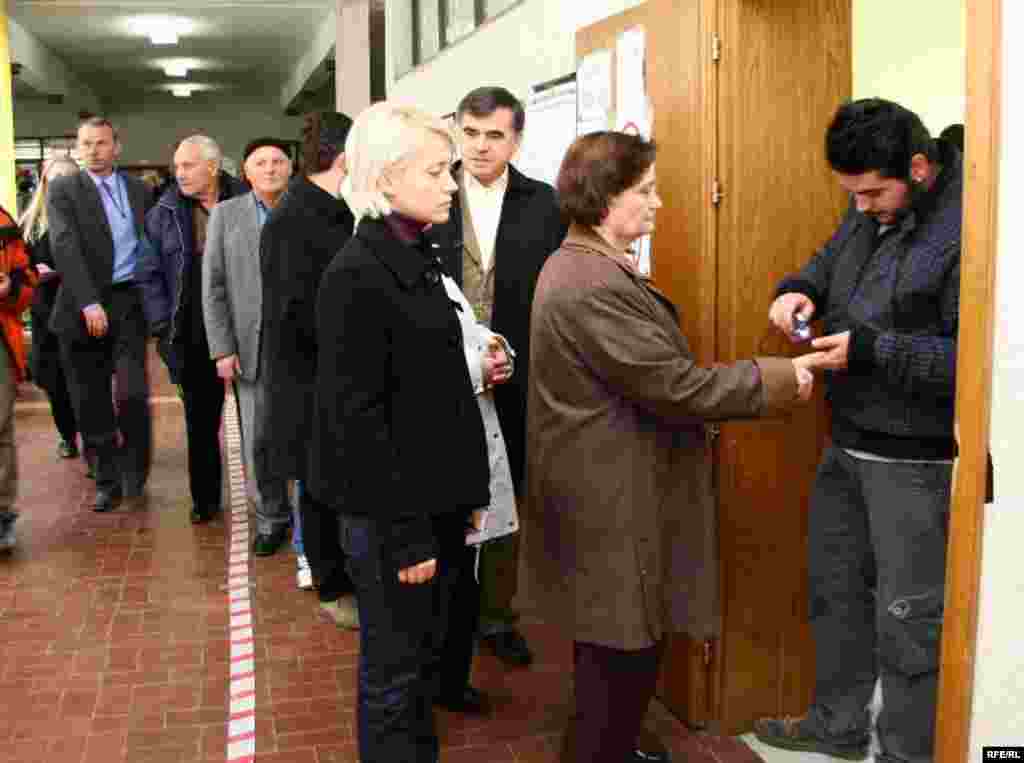 Zgjedhjet - Më 15 nëntor, qytetarët dolën në votime për të zgjedhur kryetarët e tyre komunalë dhe përbërjen e asambleve komunale. Me organizimin e suksesshëm të zgjedhjeve, përfaqësues të lartë vendorë e ndërkombëtarë thanë se Kosova ka kaluar me sukses testin e parë të demokracisë. Këto zgjedhje u vlerësuan lart edhe për shkak të pjesëmarrjes së komunitetit serb. 