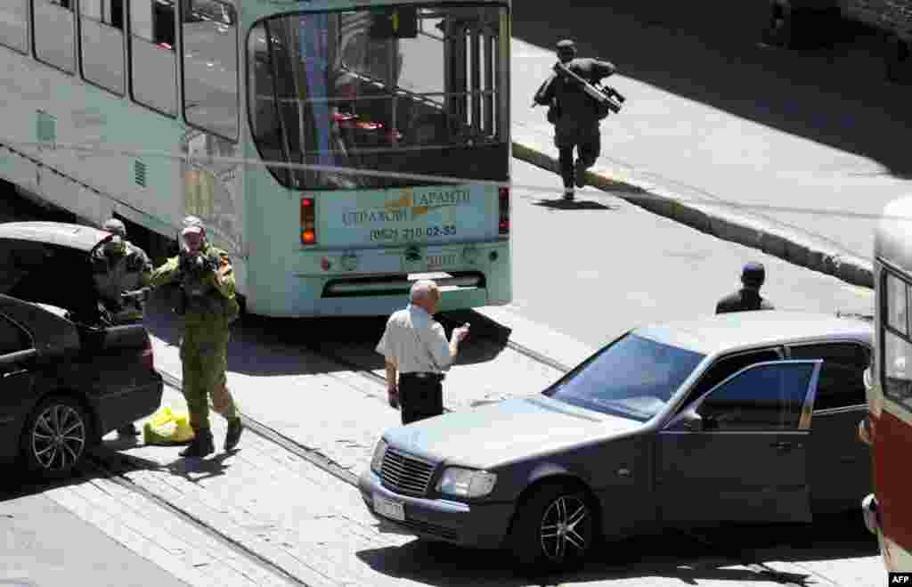 Проросійські бойовики зупиняють і обшукують машини у центрі Донецька, 1 липня 2014 року