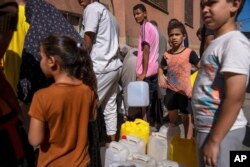 Palestinezët duke u furnizuar me ujë. Rripi i Gazës, 15 tetor 2023.