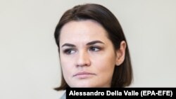 Лидерът на опозицията Святлана Циханоуска избяга от Беларус дни след провеждането на президентските избори, за които властите обявиха, че са спечелени от Александър Лукашенко