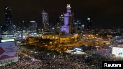 Zeci de mii de pameni au protestat la Varșovia împotriva interzicerii aproape totale a dreptului la avort, vineri, 30 octombrie 2020