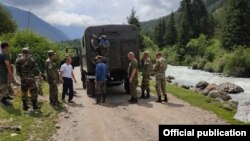 Жоголгон кызды издөө иштери учурунда тартылган сүрөт.