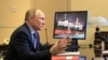 Rusia: președintele Vladimir Putin la o videoconferință de la reședința de vară din apropiere de Moscova, 16 aprilie 2021. 